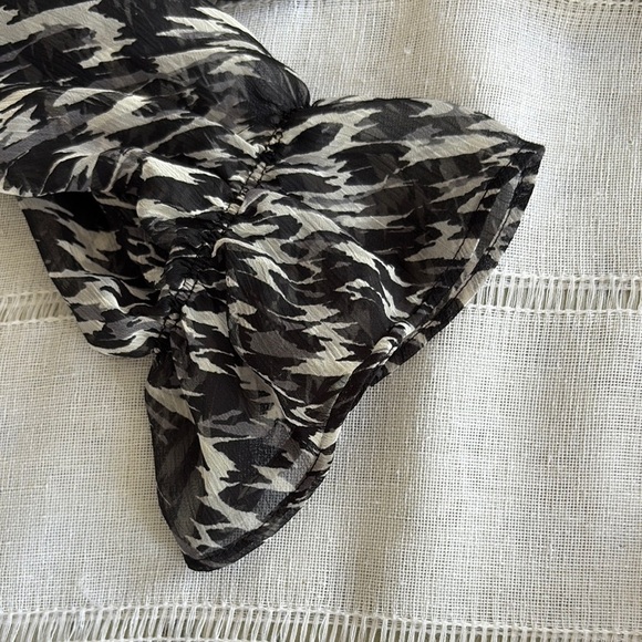 Express NWT Black and White Peplum Long Sleeved Blouse - Picture 13 of 13